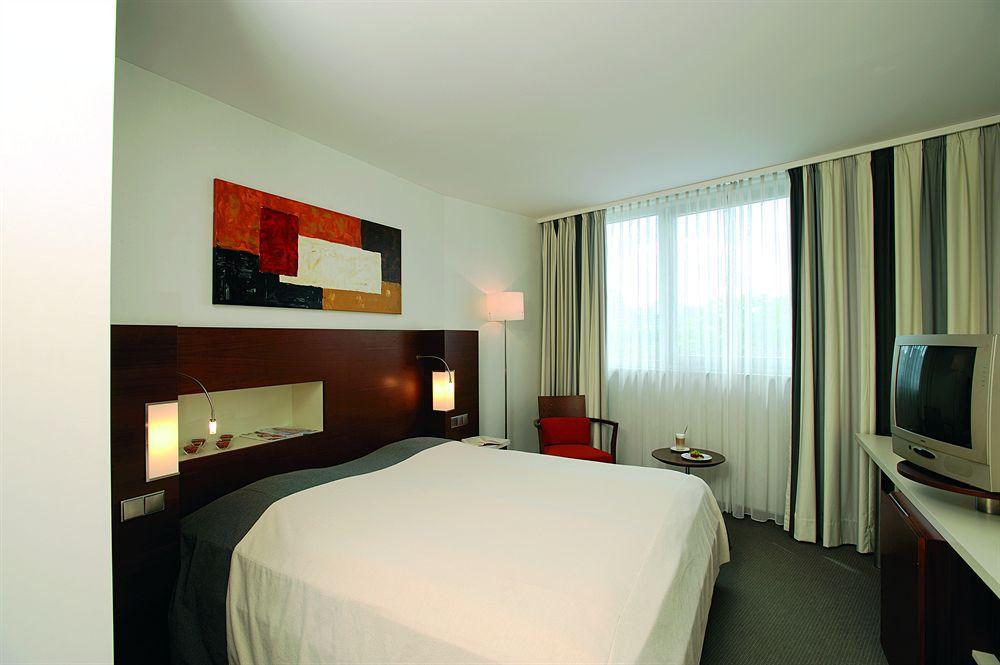 Hotel NH Frankfurt Niederrad Frankfurt am Main Zimmer foto